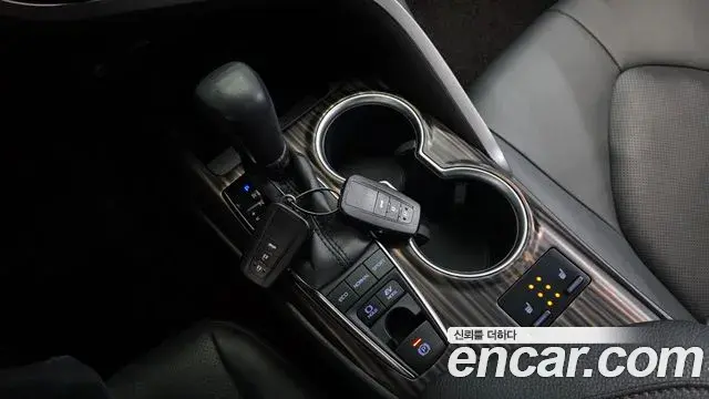 Toyota Camry 2018 — ფოტო 1/32