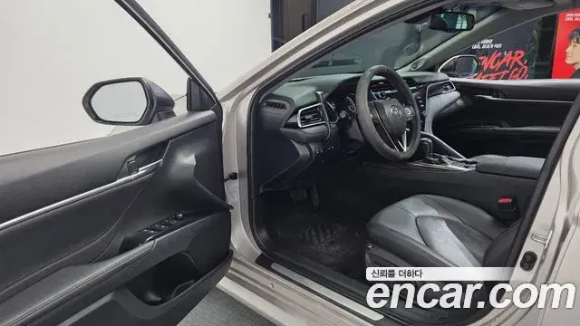 Toyota Camry 2018 — ფოტო 11/32