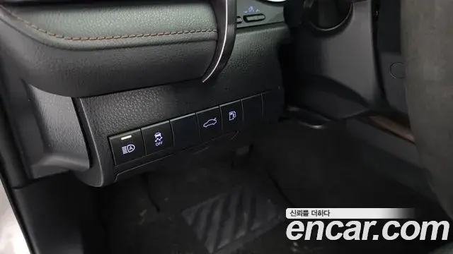 Toyota Camry 2018 — ფოტო 31/32