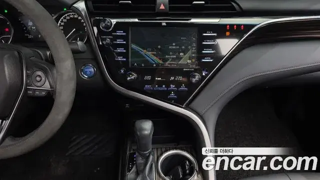Toyota Camry 2018 — ფოტო 15/32