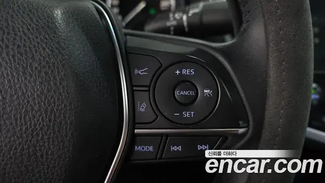 Toyota Camry 2018 — ფოტო 28/32