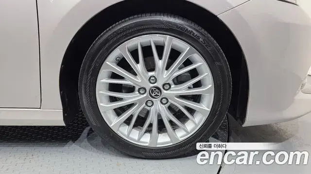 Toyota Camry 2018 — ფოტო 29/32