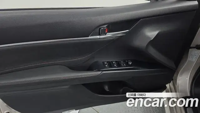 Toyota Camry 2018 — ფოტო 30/32