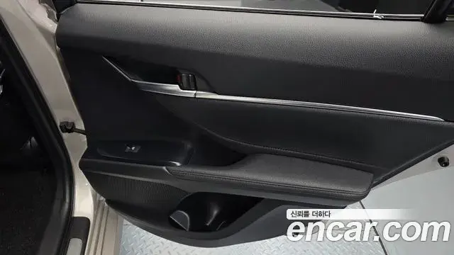 Toyota Camry 2018 — ფოტო 24/32