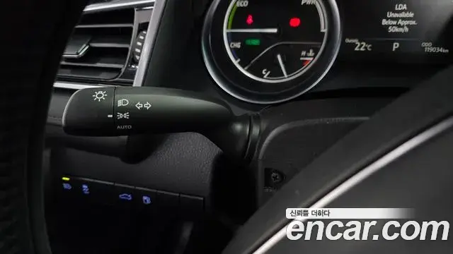 Toyota Camry 2018 — ფოტო 17/32