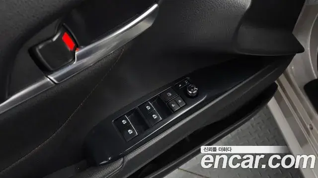 Toyota Camry 2018 — ფოტო 2/32