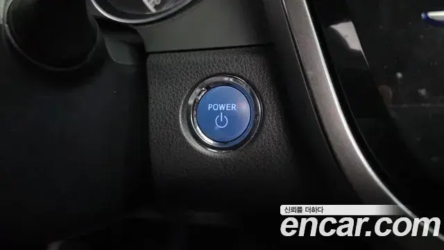 Toyota Camry 2018 — ფოტო 23/32