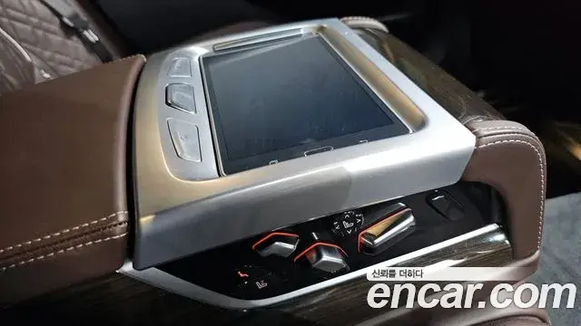 BMW 7 Series 2019 — Şəkil 28/33