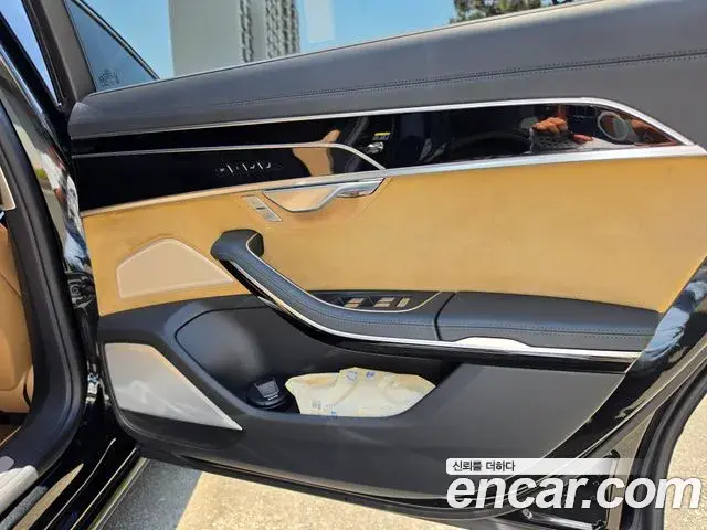 Audi A8 2021 — ფოტო 17/20