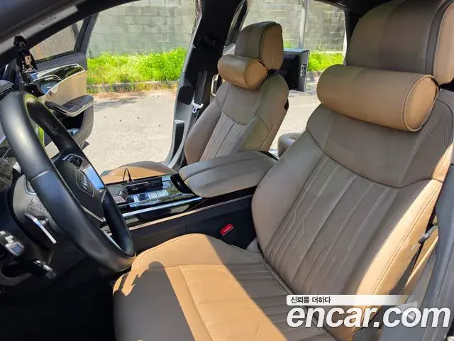 Audi A8 2021 — ფოტო 18/20