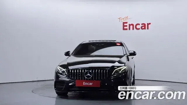 Mercedes-Benz E-Class 2018 — ფოტო 15/20