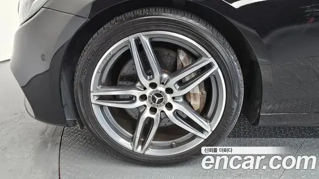 Mercedes-Benz E-Class 2018 — ფოტო 18/20