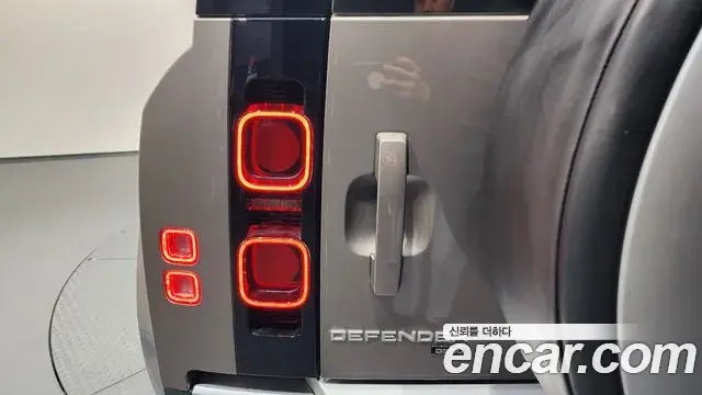 Land Rover Defender 2022 — ფოტო 15/41