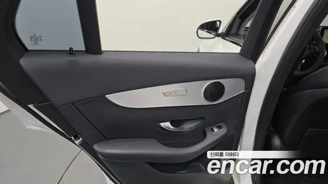 Mercedes-Benz GLC-Class 2018 — Şəkil 18/36
