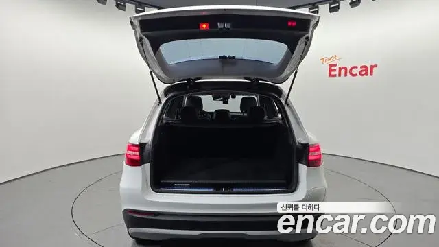 Mercedes-Benz GLC-Class 2018 — Şəkil 33/36
