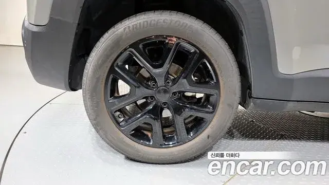 Jeep Renegade 2022 — Şəkil 16/32