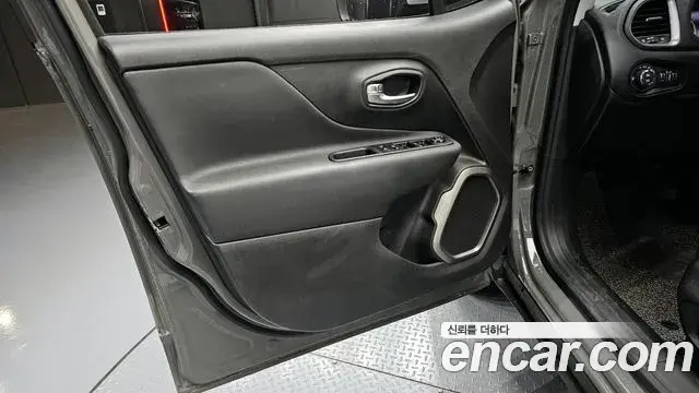 Jeep Renegade 2022 — Şəkil 24/32