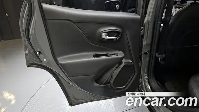 Jeep Renegade 2022 — Şəkil 9/32
