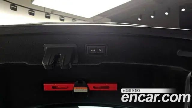 Audi A8 2021 — ფოტო 35/36