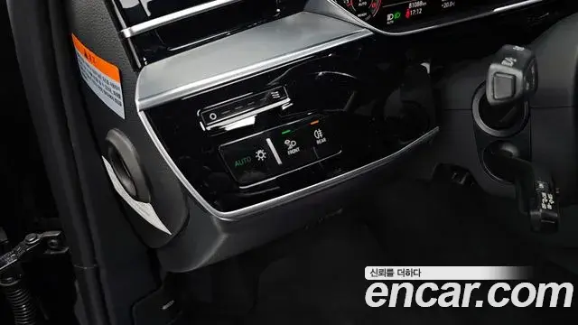Audi A8 2021 — ფოტო 11/36