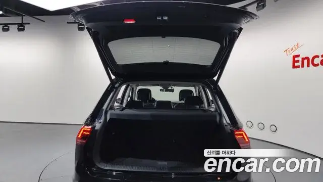 Volkswagen Tiguan 2019 — ფოტო 32/34