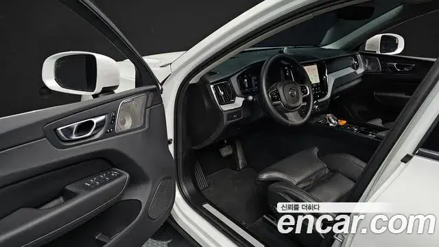 Volvo XC60 2024 — ფოტო 17/33