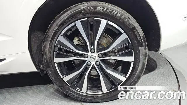Volvo XC60 2024 — ფოტო 7/33
