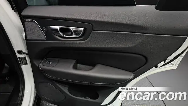 Volvo XC60 2024 — ფოტო 31/33