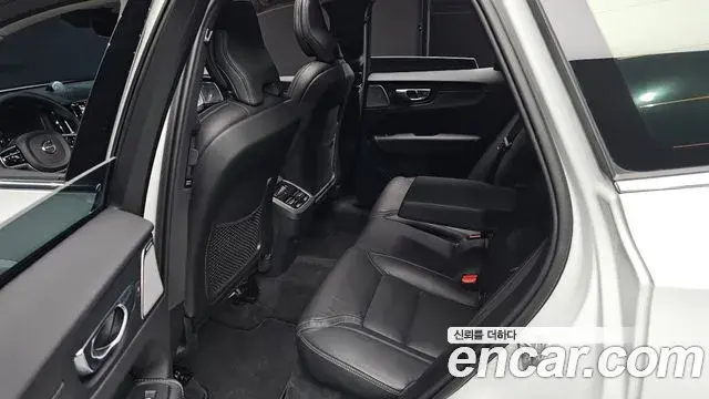 Volvo XC60 2024 — ფოტო 4/33