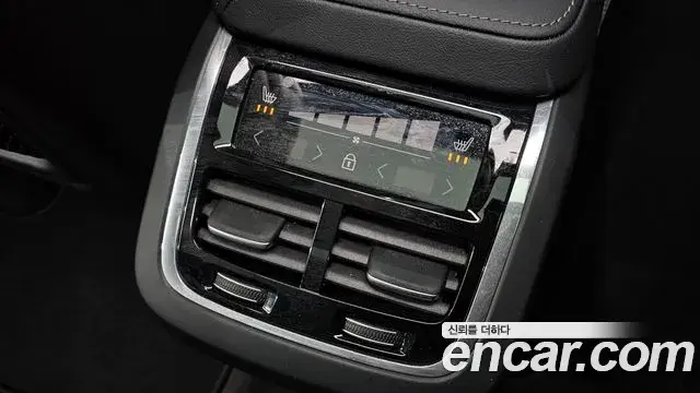 Volvo XC60 2024 — ფოტო 8/33