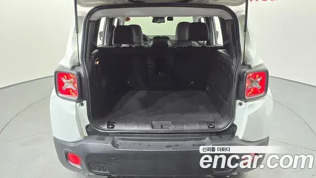 Jeep Renegade 2019 — ფოტო 19/35