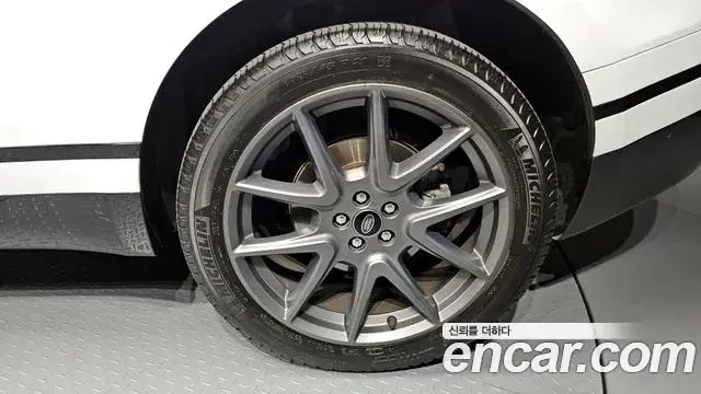 Land Rover Range Rover Velar 2022 — Şəkil 9/30