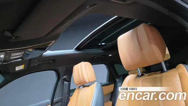 Land Rover Range Rover Velar 2022 — Şəkil 10/30