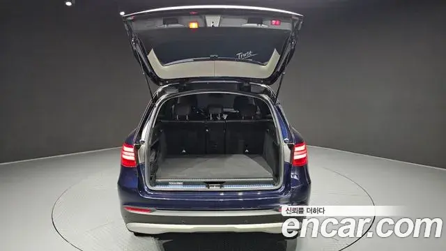 Mercedes-Benz GLC-Class 2018 — Şəkil 28/30