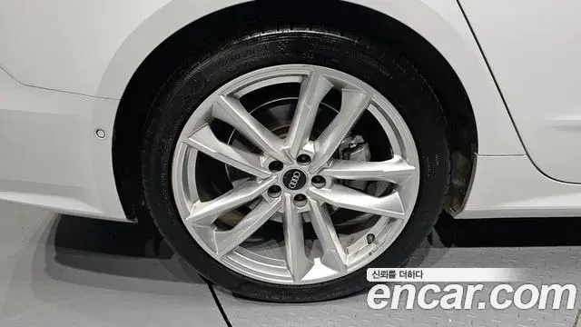 Audi A7 2022 — ფოტო 28/30