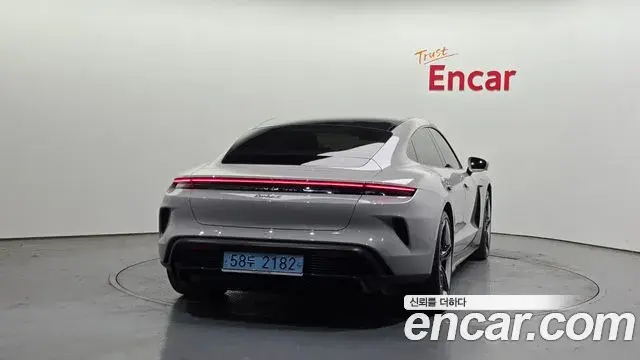 Porsche Taycan 2024 — Şəkil 10/20