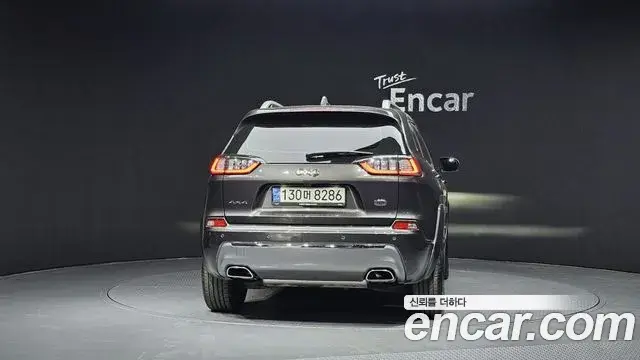 Jeep Cherokee 2021 — ფოტო 16/35