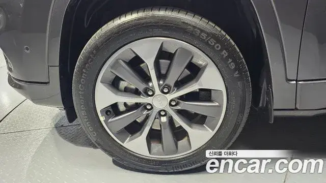 Jeep Cherokee 2021 — ფოტო 19/35
