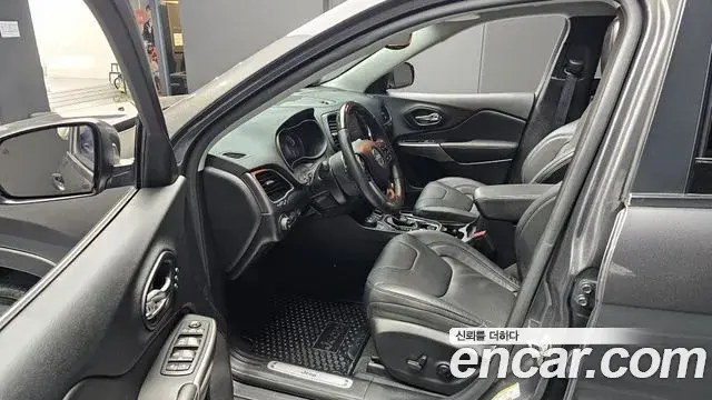 Jeep Cherokee 2021 — ფოტო 6/35