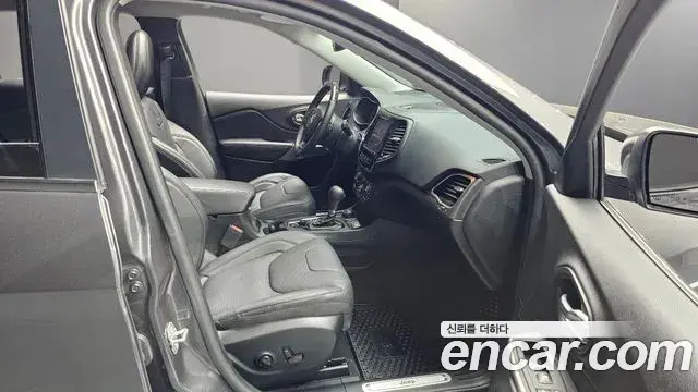 Jeep Cherokee 2021 — ფოტო 14/35