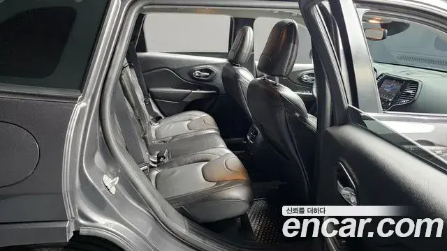 Jeep Cherokee 2021 — ფოტო 32/35