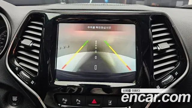 Jeep Cherokee 2021 — ფოტო 22/35