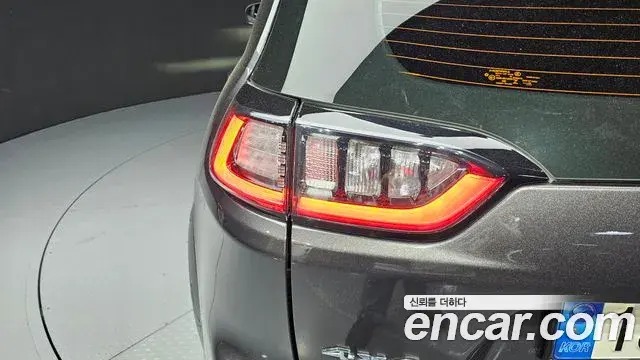 Jeep Cherokee 2021 — ფოტო 25/35