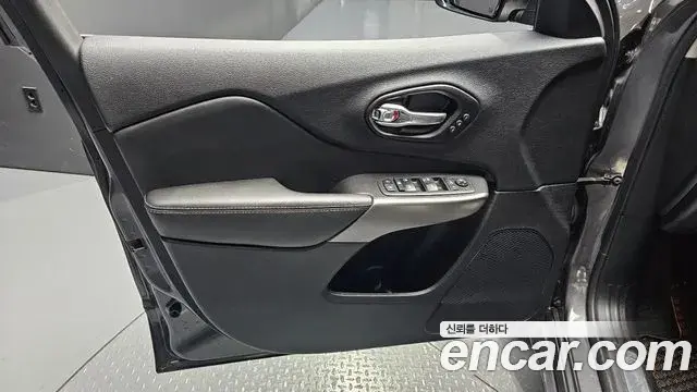 Jeep Cherokee 2021 — ფოტო 21/35