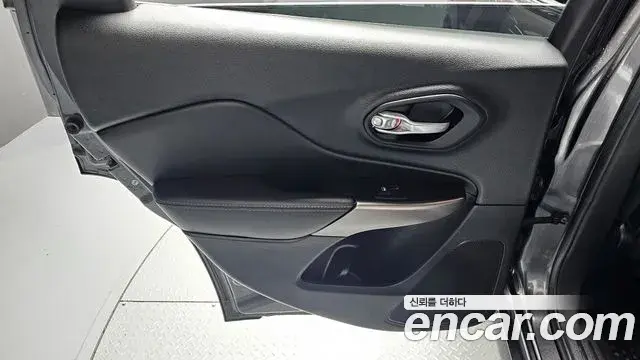 Jeep Cherokee 2021 — ფოტო 15/35