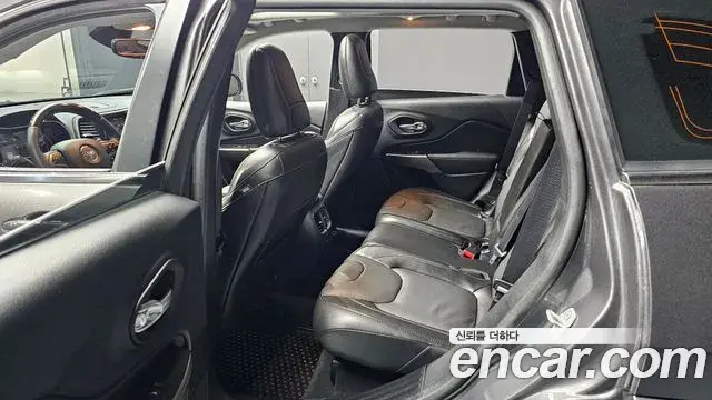 Jeep Cherokee 2021 — ფოტო 13/35