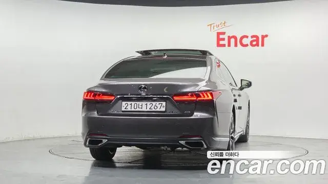 Lexus LS500 2021 — Photo 8/34