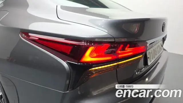 Lexus LS500 2021 — Photo 17/34