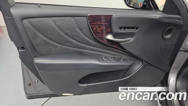 Lexus LS500 2021 — Photo 9/34