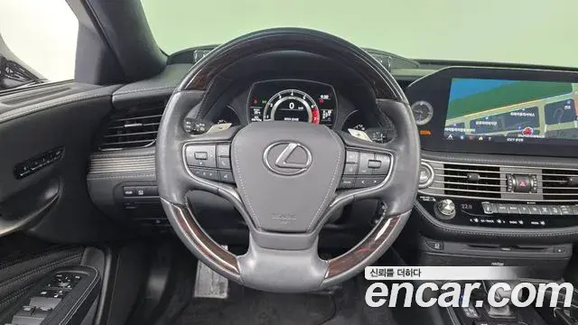 Lexus LS500 2021 — Photo 6/34